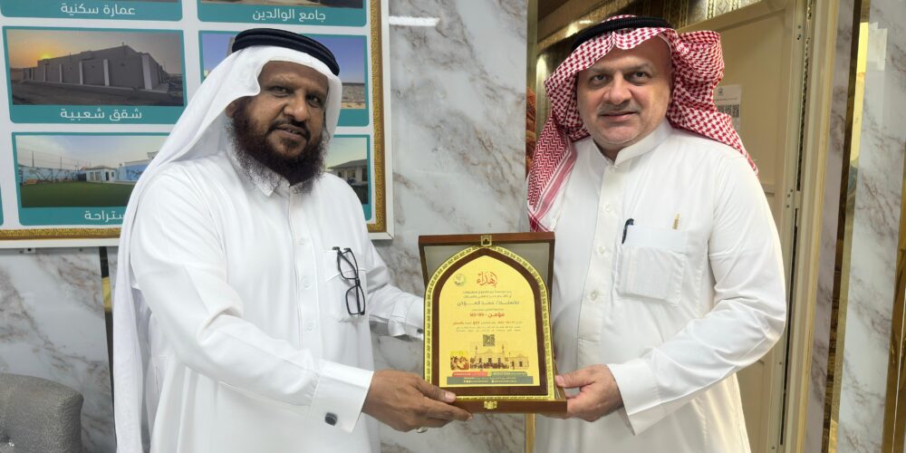 المدير يسلم هدية لعميل مميز